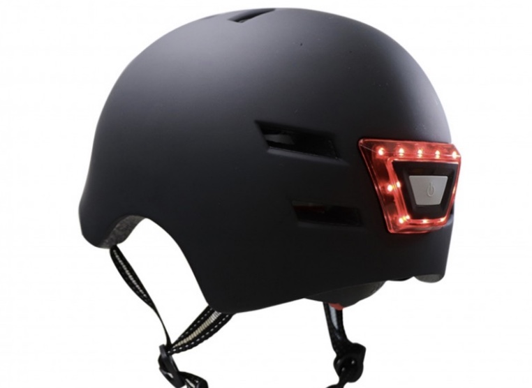 CASQUE AVEC ÉCLAIRAGE AVANT ET ARRIÈRE - BATTERIE RECHARGEABLE